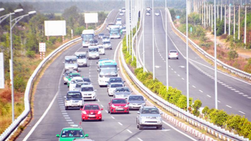 Hình ảnh một đoạn đường cao tốc hoặc quốc lộ đông đúc cho thấy giao thông ảnh hưởng đến khoảng cách đi Cần Thơ